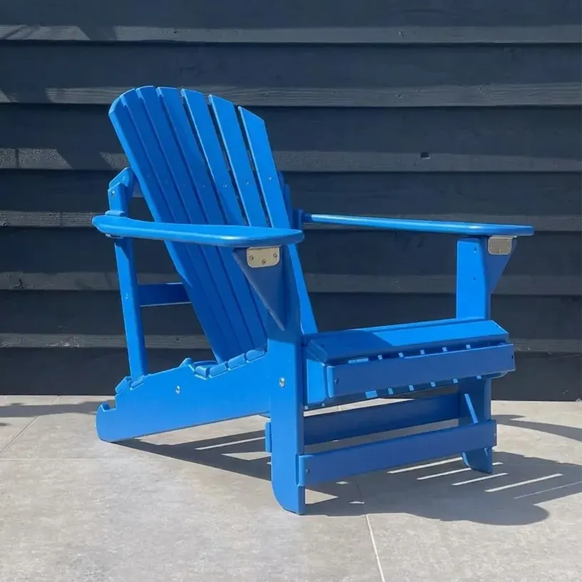 Verstelbare Adirondack stoel gemaakt van kunststof in de kleur blauw. Verstelbaar in 2 posities.