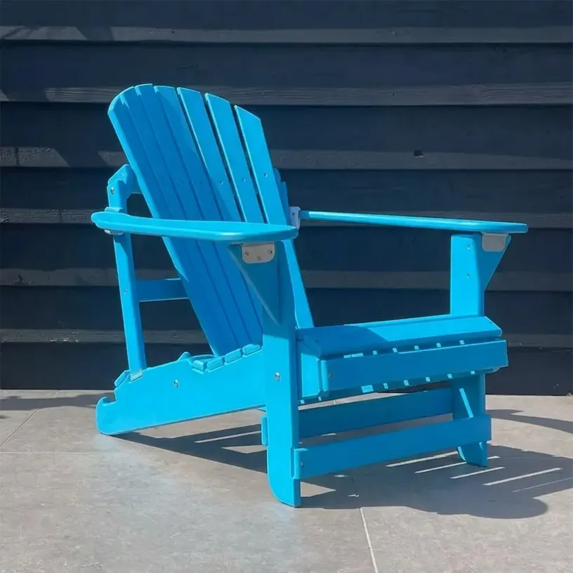 Verstelbare Adirondack stoel gemaakt van kunststof in de kleur lichtblauw. Verstelbaar in 2 posities.