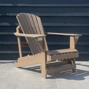 Verstelbare Adirondack stoel gemaakt van kunststof in de kleur lichtbruin. Verstelbaar in 2 posities.