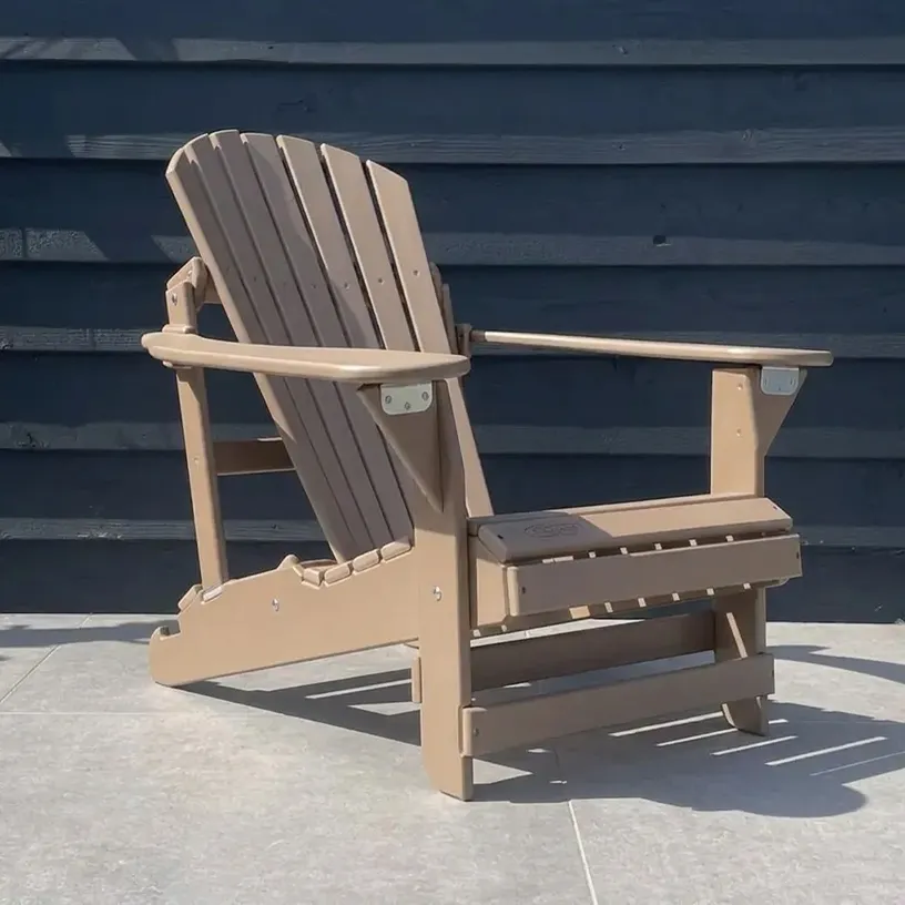 Verstelbare Adirondack stoel gemaakt van kunststof in de kleur lichtbruin. Verstelbaar in 2 posities.