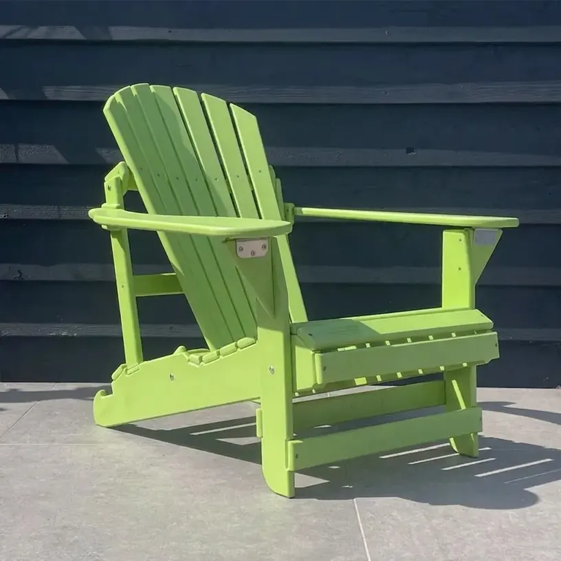Verstelbare Adirondack stoel gemaakt van kunststof in de kleur lime groen. Verstelbaar in 2 posities.