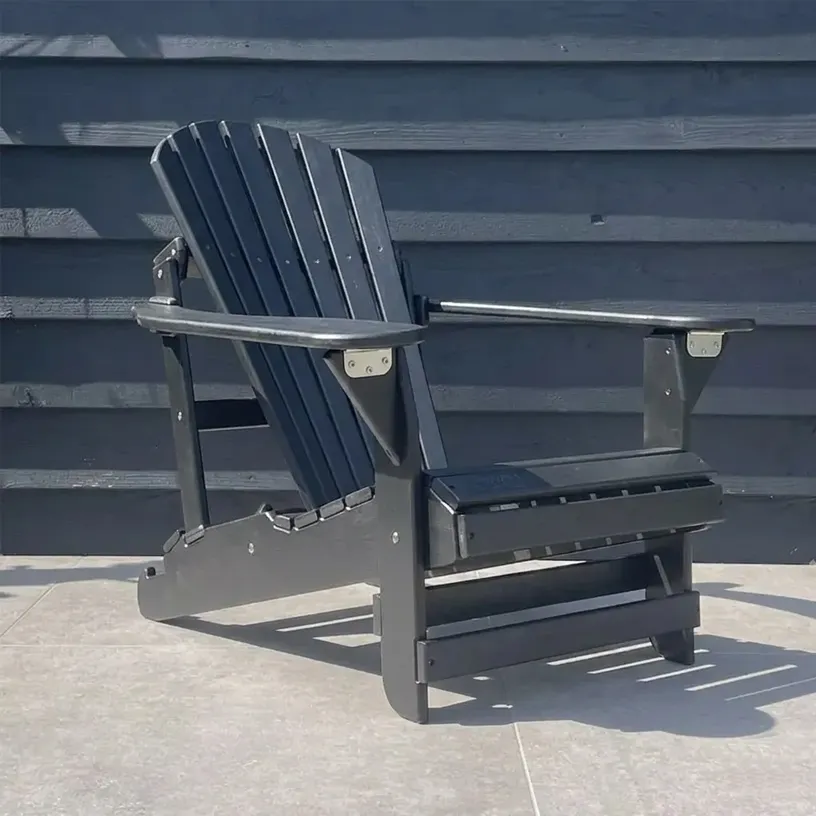 Verstelbare Adirondack stoel gemaakt van kunststof in de kleur zwart. Verstelbaar in 2 posities.