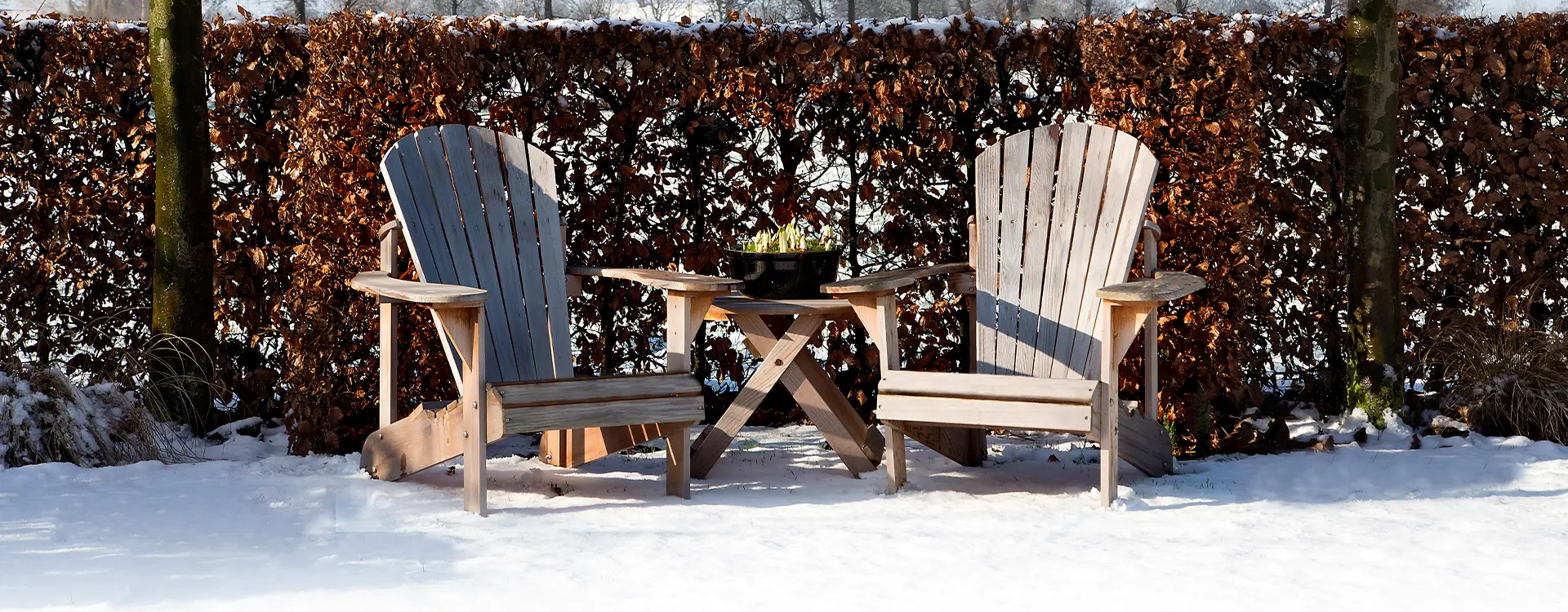 Twee houten Comfy Chairs in de sneeuw