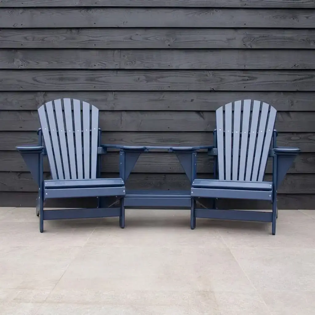 Adirondack Tete-a-tete stoel in ronde / halve maan opstelling, gemaakt van duurzaam kunststof in de kleur Marine Blauw.