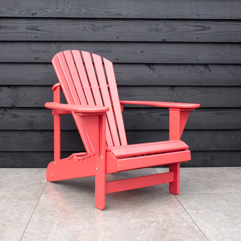 Adirondack stoel gemaakt van duurzaam kunststof in de kleur pastel rood.